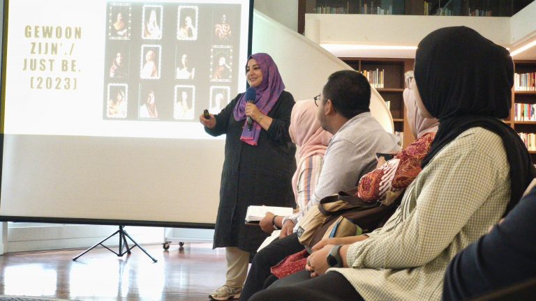 Ebru Aydin memfasilitasi Workshop fotografi bertajuk “Your Story in Focus” yang diselenggarakan oleh Cultural Affairs and Erasmus Huis Department-Kedutaan Besar Kerajaan Belanda, pada Kamis (21/5/2026). (Foto: Fajar Firmansyah/ @ecobhinneka)