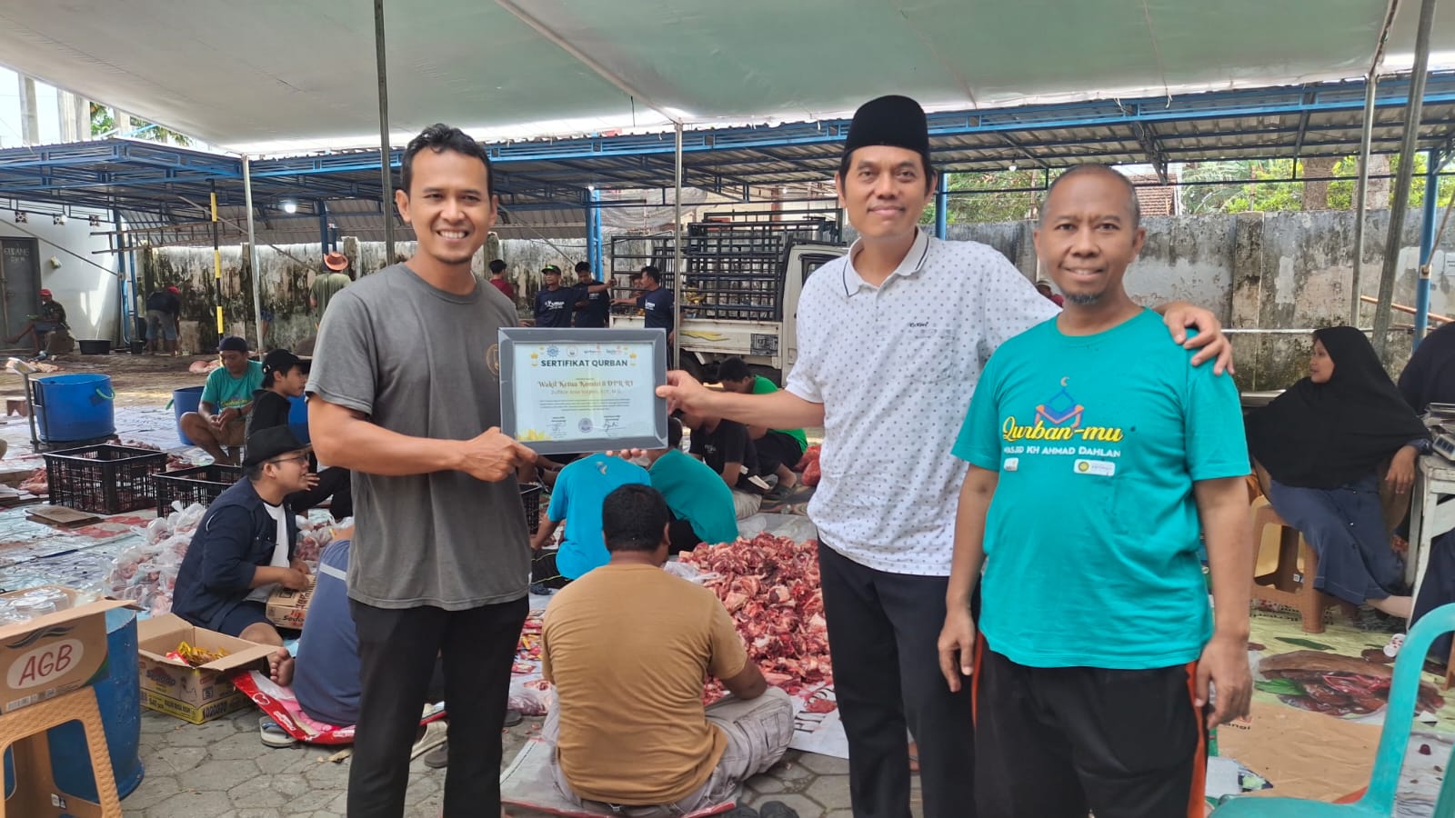 Kurban Sapi di Masjid Besar KH Ahmad Dahlan Banyuwangi, Wakil Ketua Komisi II DPR RI Hadir Langsung Saksikan Penyembelihan