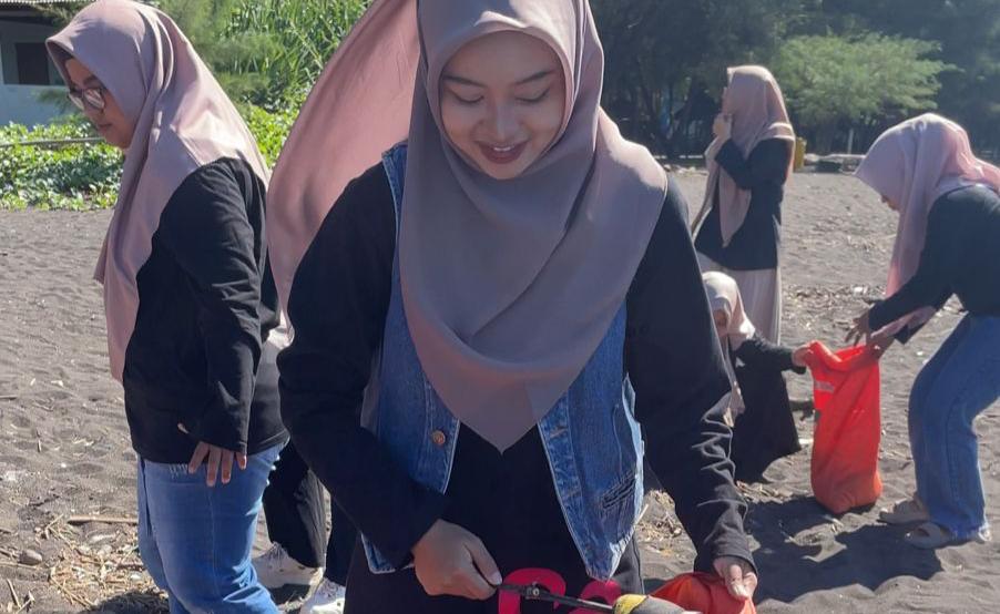 Peringati Milad ke-95, Nasyiatul Aisyiyah Banyuwangi Gelar Aksi Bersih Pantai hingga Kelas Mini Bahasa Isyarat