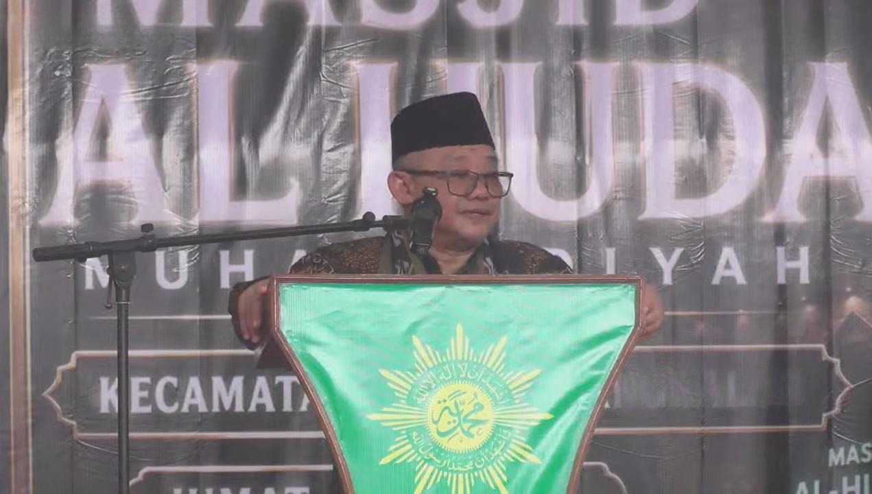 Mendikdasmen RI Prof Abdul Mu'ti saat menyampaikan tausiyah dalam peresmian Masjid Al-Huda Muhammadiyah Burneh, Jumat pagi (1/5/2026). (Foto: Ubay NA)