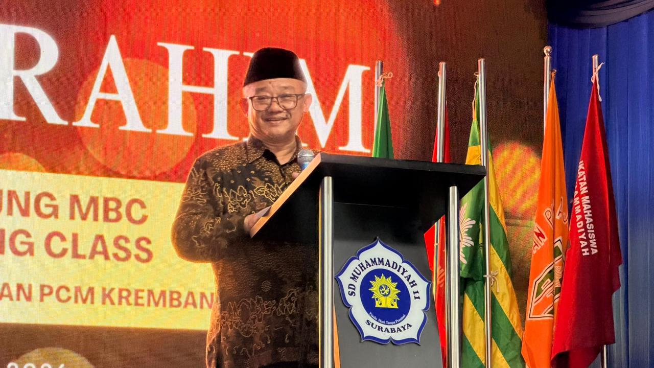 Mendikdasmen Abdul Mu'ti saat menyampaikan sambutan dalam kegiatan di PCM Krembangan, Kota Surabaya, Jumat (1/5/2026). (Foto: Dok. Panitia)