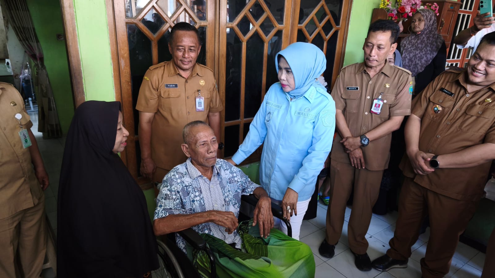 Serahkan Kursi Roda untuk Dua Lansia, Wabup Mimik Idayana Pastikan Bantuan Tepat Sasaran