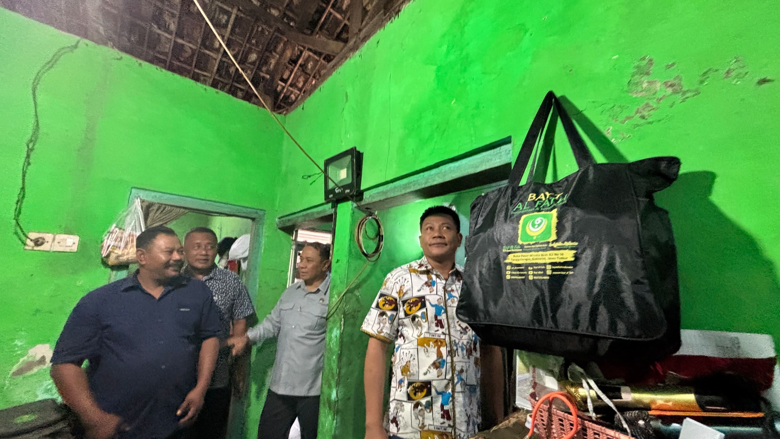 Tinjau RTLH di Wonoayu, Bupati Subandi Pastikan Perbaikan Rumah Warga dan Serahkan Bantuan Kursi Roda
