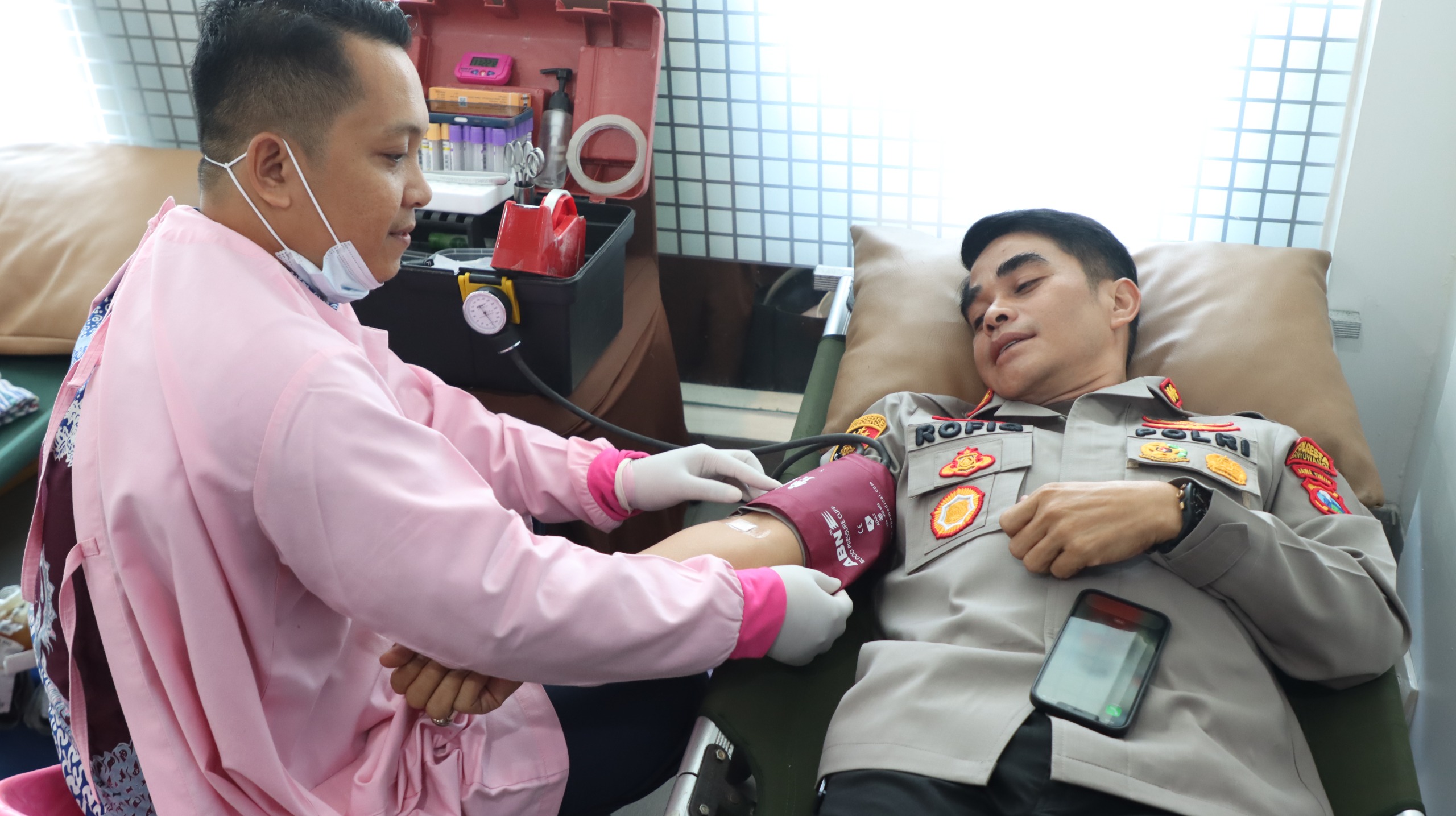 Sambut Hari Bhayangkara ke-80, Polresta Banyuwangi Gelar Donor Darah dan Pemeriksaan Kesehatan Gratis