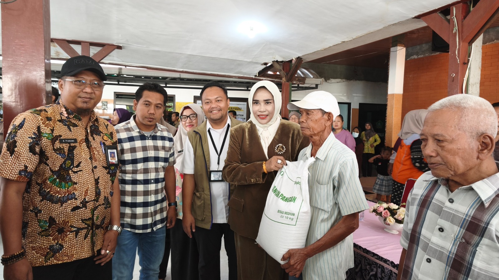 Wakil Bupati dan Ketua TP PKK Sidoarjo Salurkan Bantuan Pangan ke 2.052 Warga