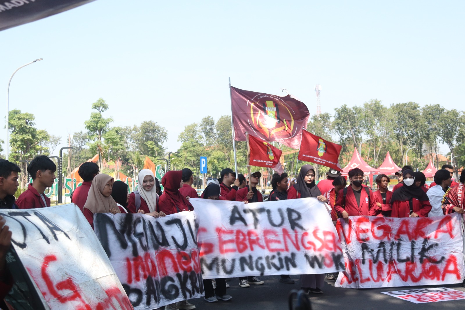 Massa aksi IMM Sidoarjo saat berunjuk rasa di depan Gedung DPRD Sidoarjo, Kamis (18/6/2026). (Foto: Dok.)