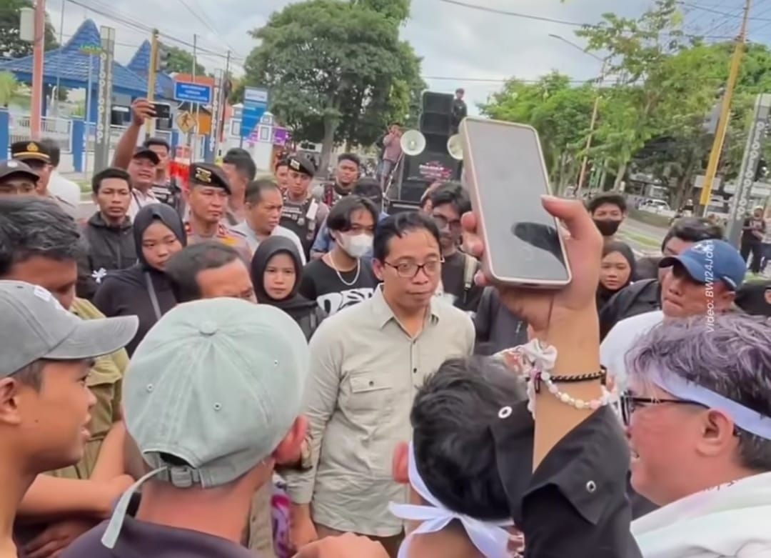 Ratusan Mahasiswa Unjuk Rasa di DPRD dan Pemkab Banyuwangi, Dialog Sempat Alot