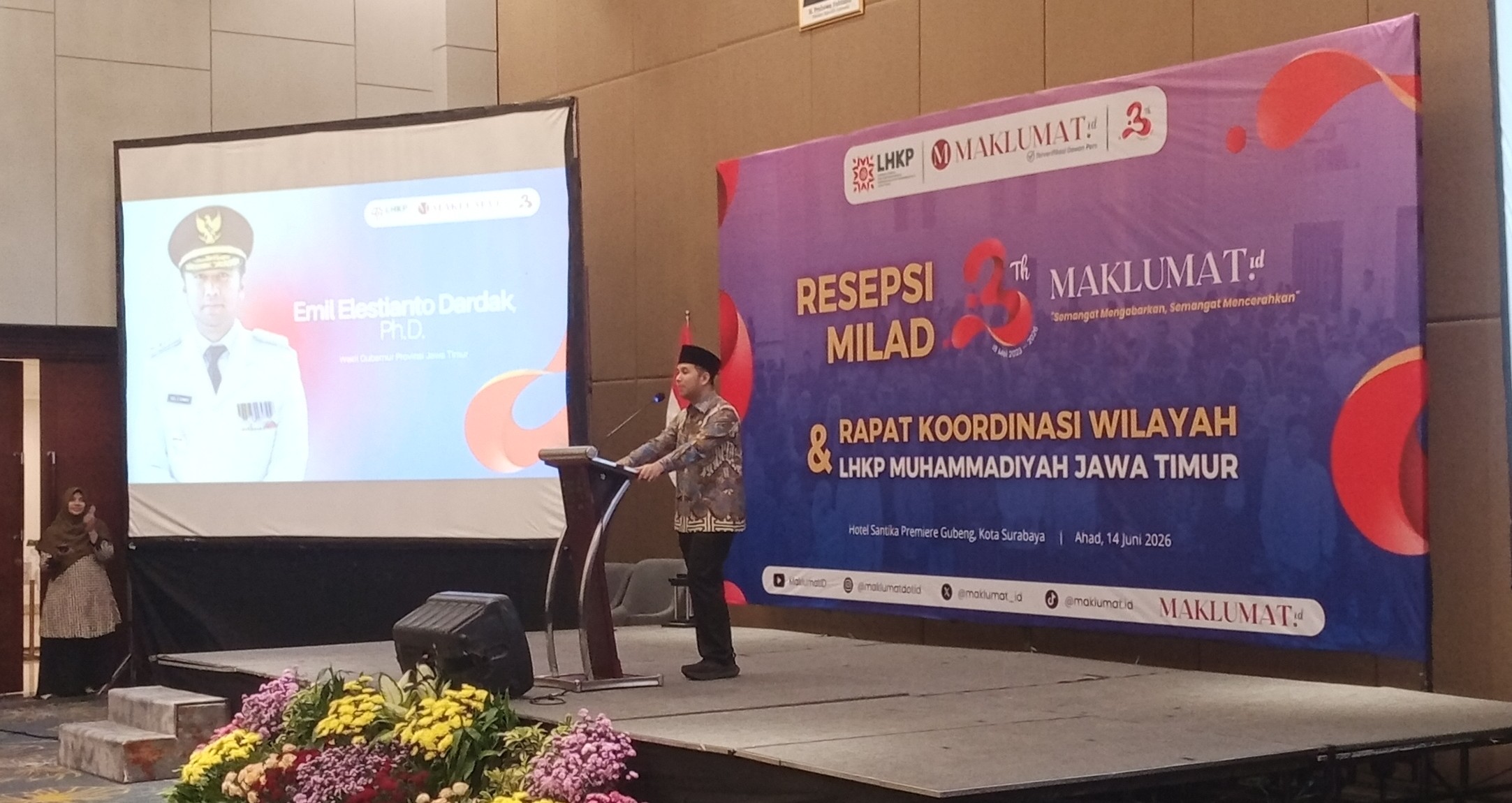 Wagub Jatim Emil Elestianto Dardak saat menyampaikan sambutan dalam Resepsi Milad ke-3 Maklumat.id di Hotel Santika Premiere Gubeng, Surabaya, Ahad (14/6/2026). (Foto: Dok.)