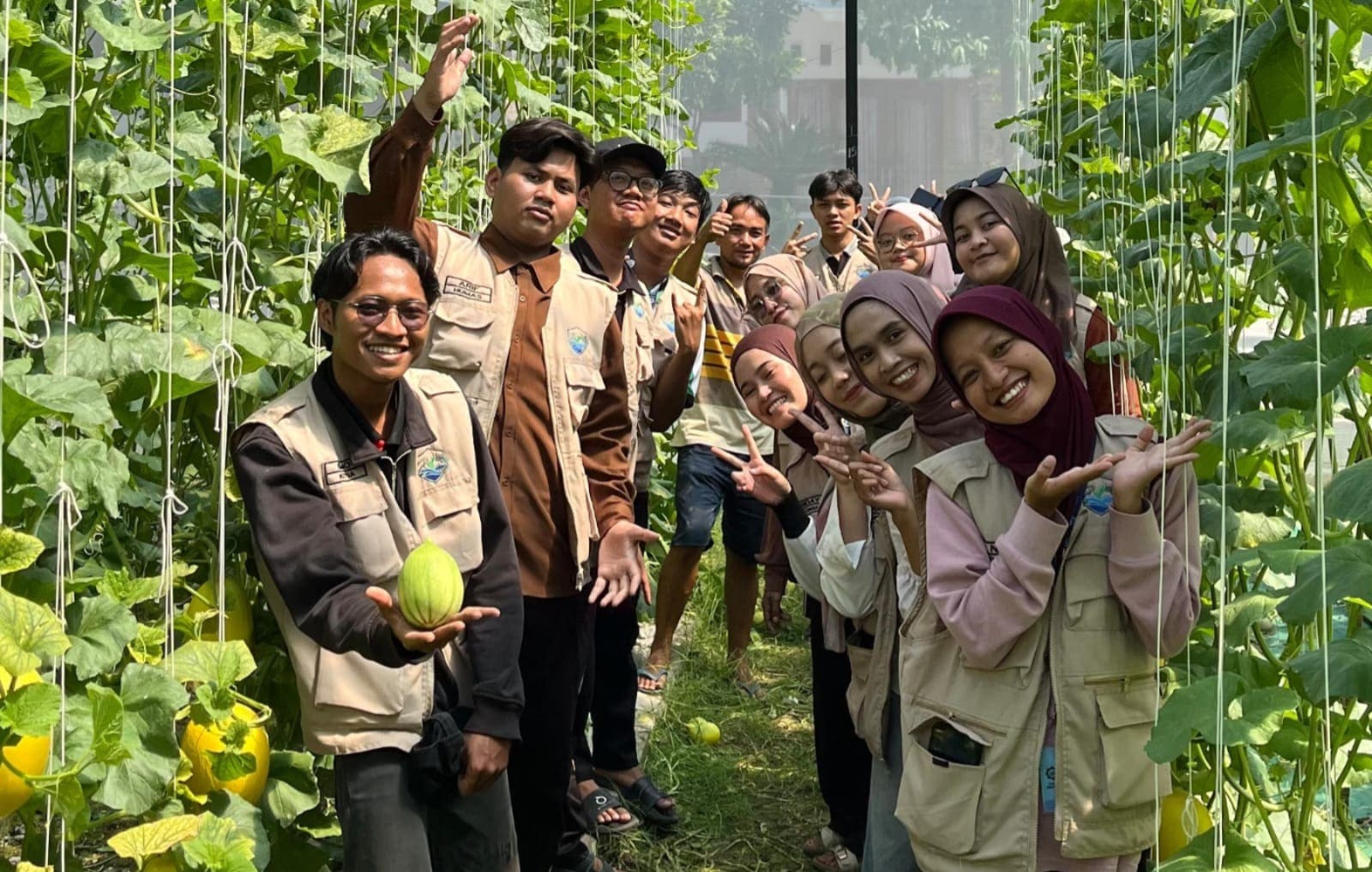 KKN 61 UINSA Sambangi Green House Petik Melon Pucangro Lamongan, Pelajari Aset Desa dan Wisata Edukasi