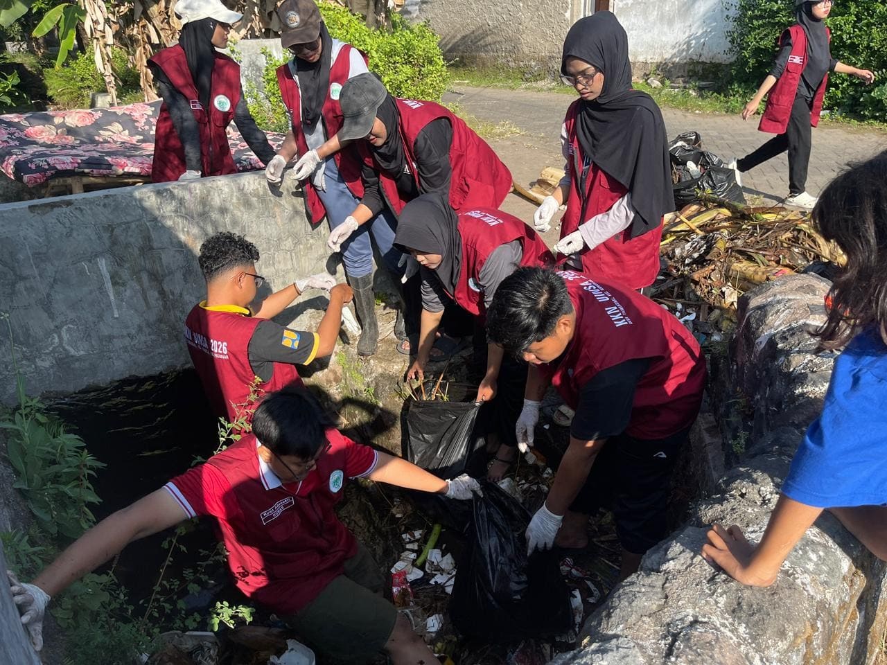 Mahasiswa UINSA dan Warga Bersihkan 800 Meter Saluran Irigasi di Pasuruan, Temukan Beragam Jenis Sampah