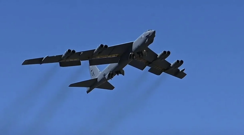 B-52 jatuh