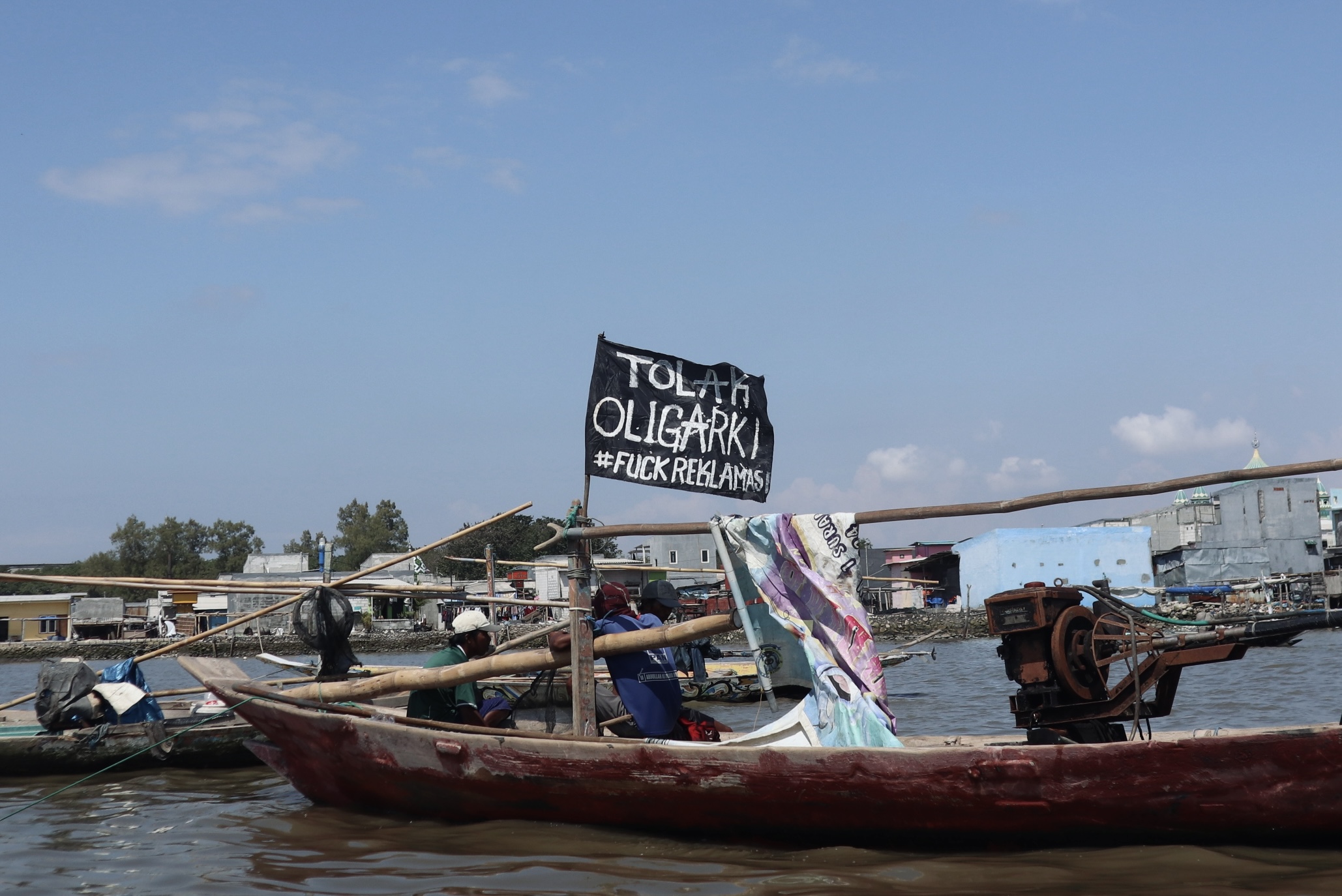 Aksi di Tengah Laut, Nelayan Sukolilo Gaungkan Penolakan Reklamasi SWL