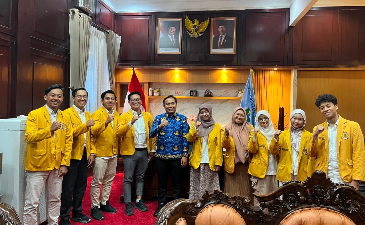 Wakil Wali Kota Malang Ali Muthohirin (tengah, batik biru) berfoto bersama para pengurus PW IPM Jawa Timur, usai audiensi sekaligus mematangkan koordinasi menuju pelaksanaan Musywil XXIV IPM Jawa Timur yang akan dilaksanakan pada 3-5 Juli 2026 mendatang di BBPPMPV BOE Malang. (Foto: Dok. IPM Jatim)