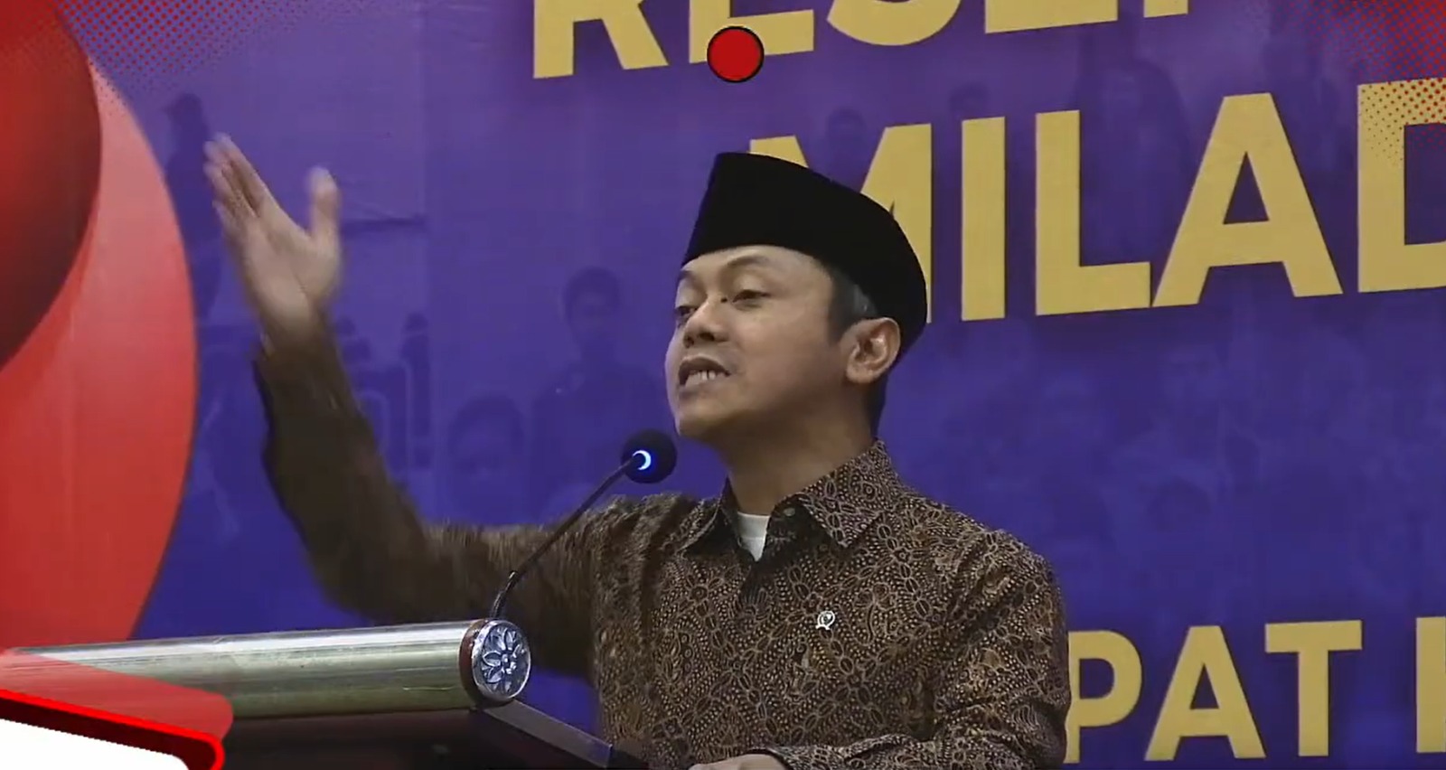 Wamendikdasmen RI Fajar Riza Ul Haq saat menjadi pembicara kunci dalam Resepsi Milad ke-3 Maklumat.id, Ahad (14/6/2026). (Foto: Ubay NA)