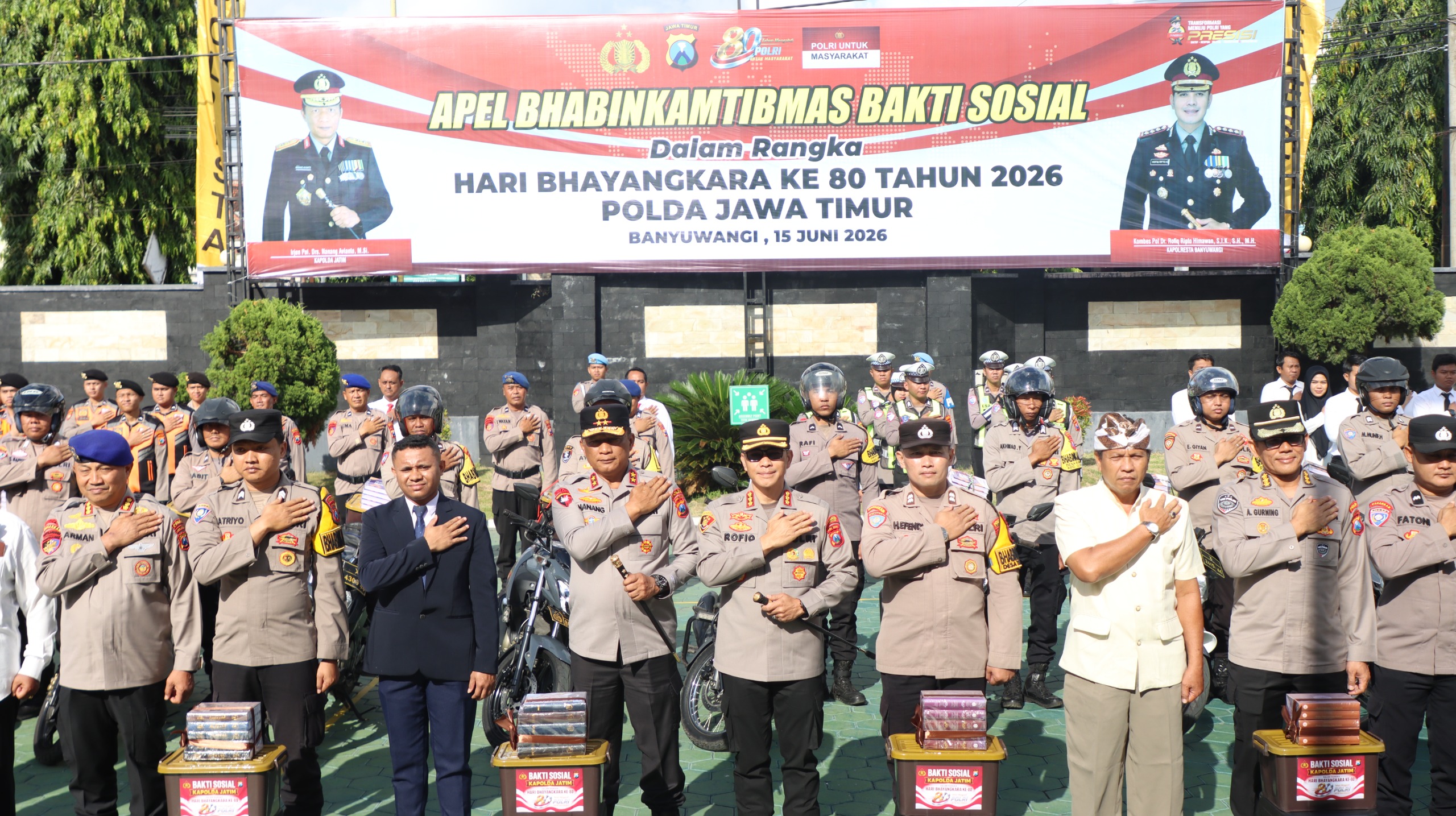 Kapolda Jatim Lepas Bakti Sosial Bhabinkamtibmas, Salurkan 15.000 Kitab Suci dan Alat Kebersihan Rumah Ibadah di Banyuwangi