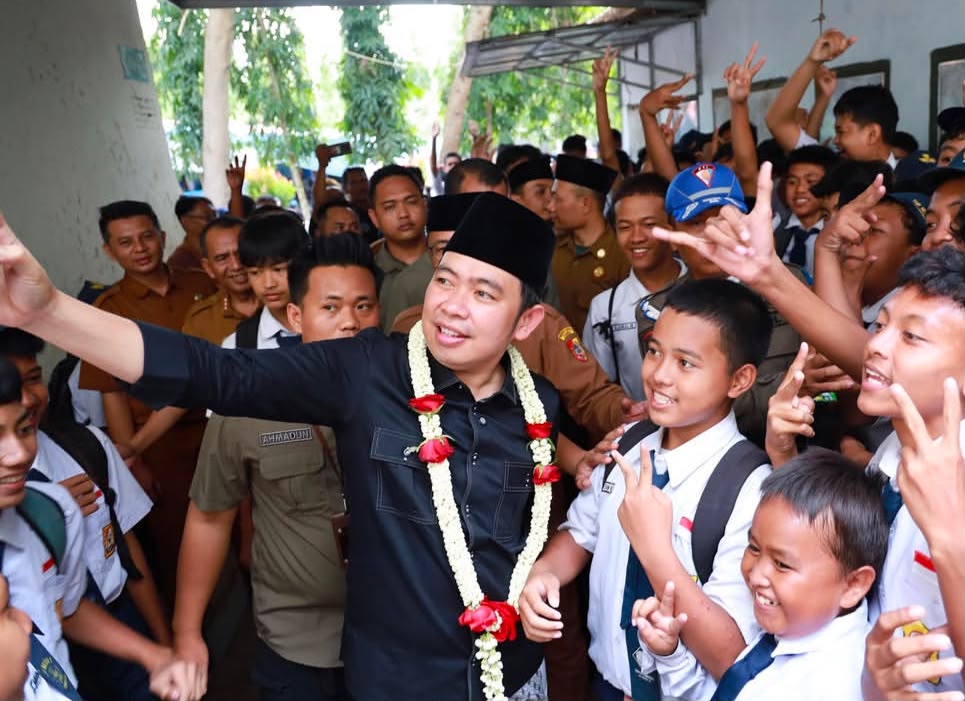 Bupati Jember Muhammad Fawait swafoto bersama siswa SMPN 1 Tanggul