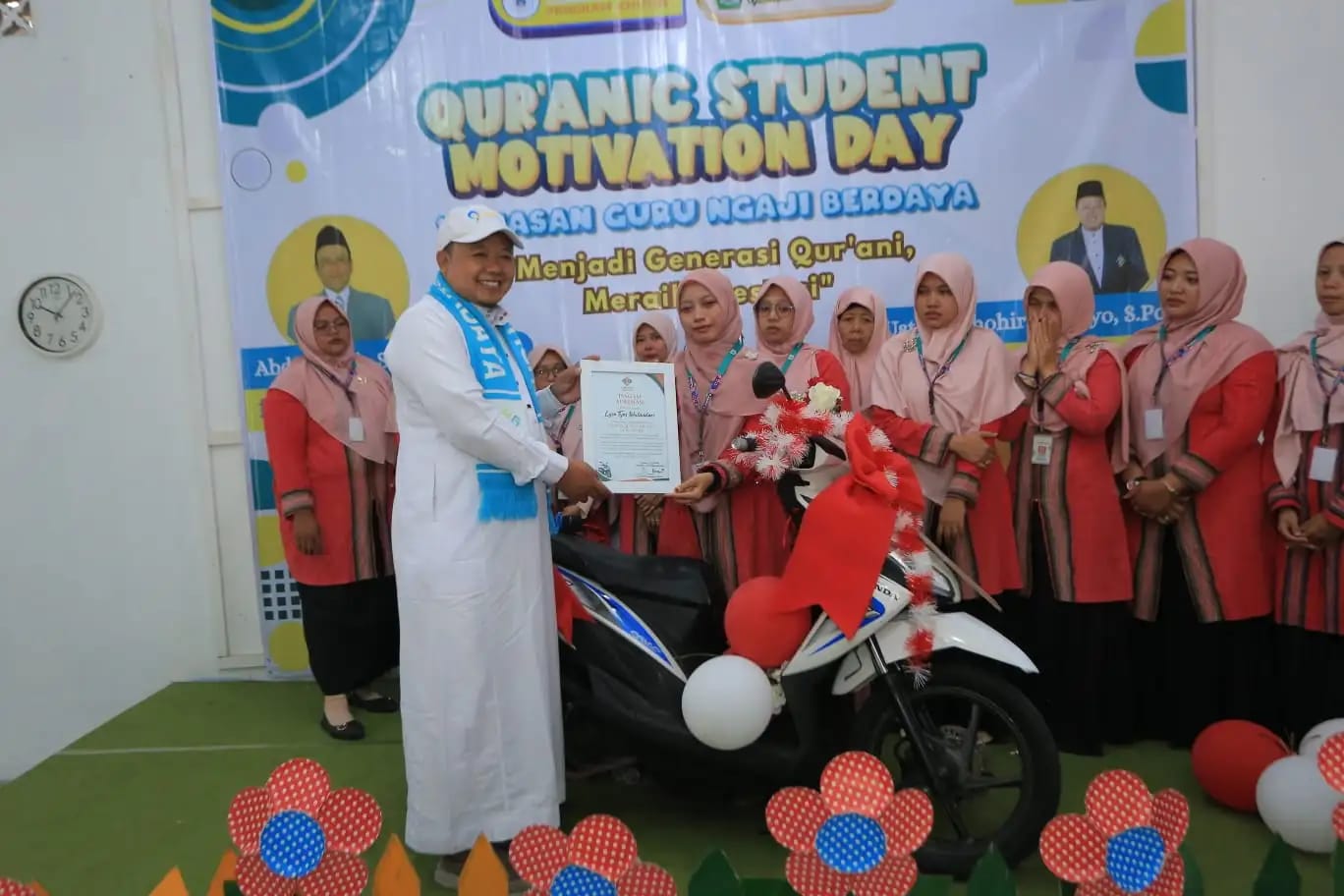 Patungan Donatur Hadiahkan Motor untuk Guru MIM