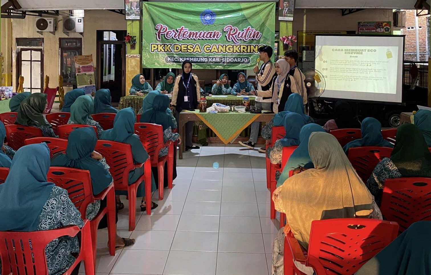 KKN Umsida Edukasi PKK Desa Cangkring, Olah Food Waste Menjadi Eco Enzyme