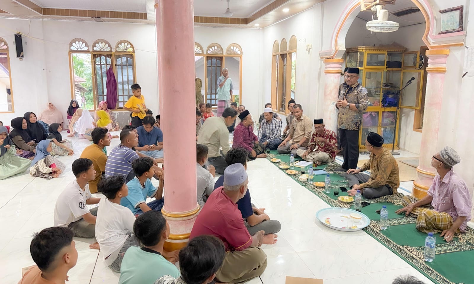 Senator asal Aceh, Haji Uma, saat berdialog dengan masyarakat. Ia meminta Kemendagri segera menindaklanjuti keluhan warga terkait hilangnya status Gampong Alue Tingkeum, Kecamatan Lhoksukon, Kabupaten Aceh Utara. (Foto: Rizki/ IST)