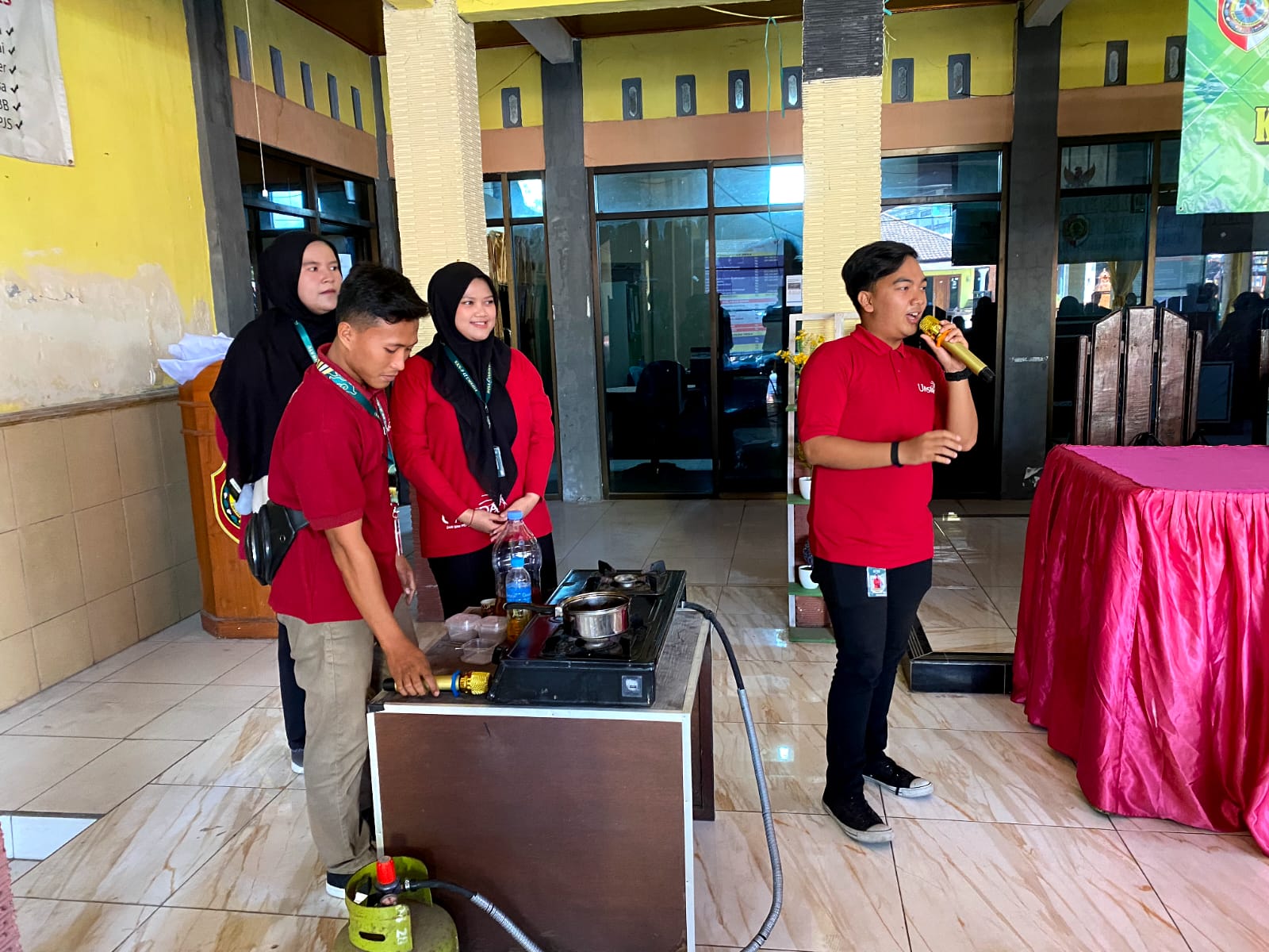 Mahasiswa KKN Umsida Latih Kader PKK Candiwatu Olah Minyak Jelantah Jadi Lilin Aromaterapi