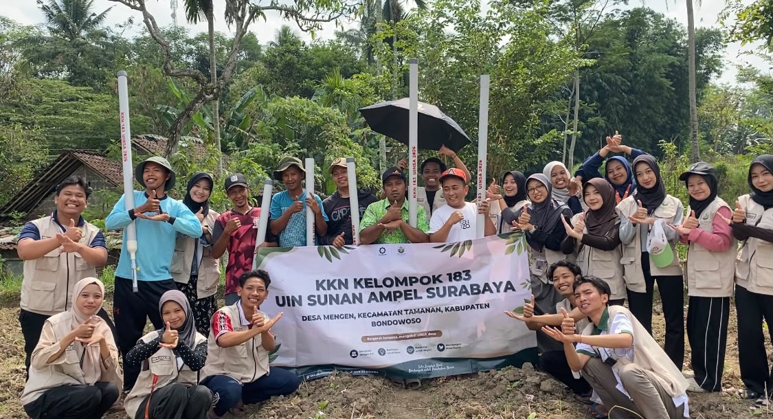 KKN UINSA Hadirkan Inovasi Alat Tabur Pupuk, Pemerintah Desa Siap Perbanyak Produksi