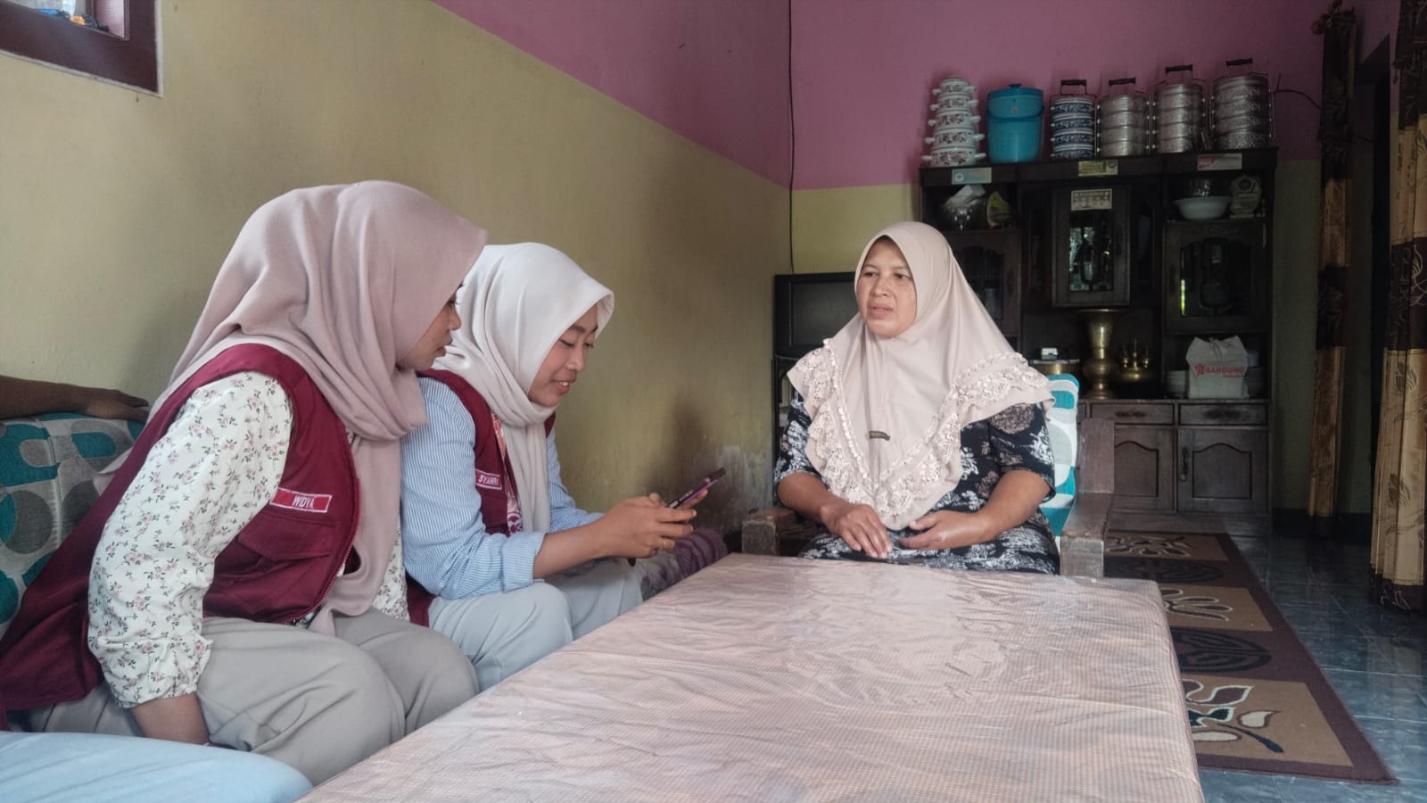 Mahasiswa KKN 197 UINSA Dorong Digitalisasi UMKM di Desa Gunosari melalui Katalog Digital dan Google Maps