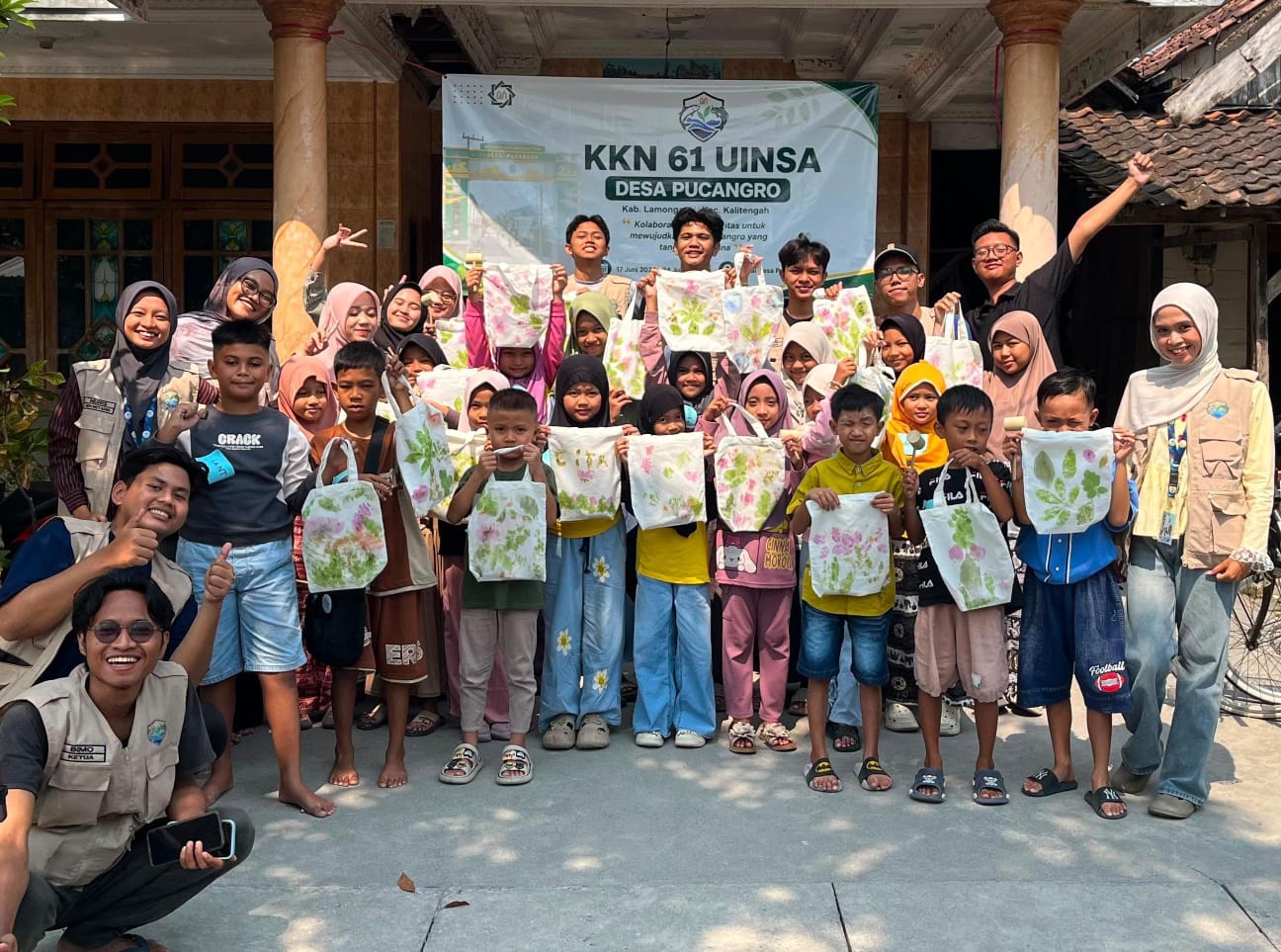 KKN UINSA Gelar Eco Kreatif, Anak-anak Desa Pucangro Lamongan Belajar Daur Ulang