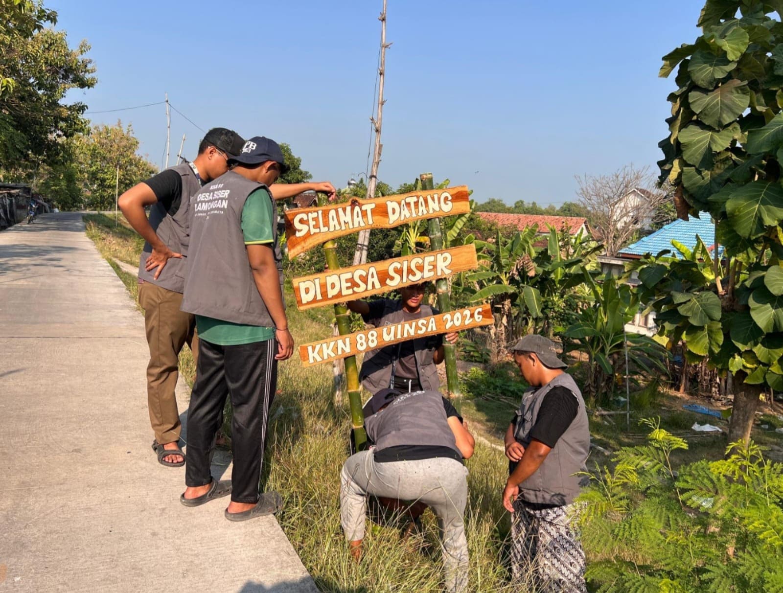 Tak Hanya Bersih-bersih, KKN UINSA Tinggalkan Media Edukasi Pengelolaan Sampah di Desa Siser Lamongan