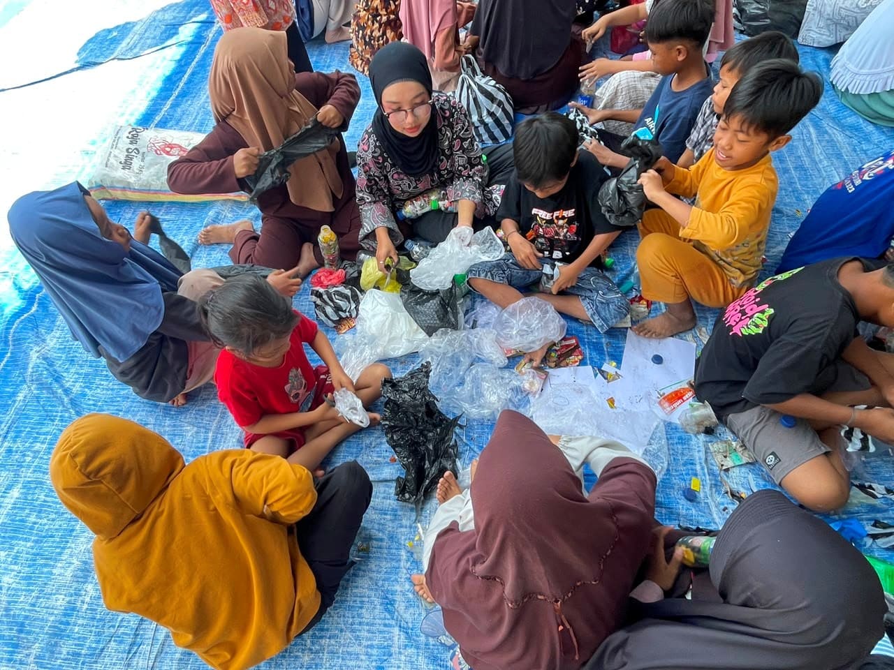 Belajar Ecobrick, Cara Siswa SD Tamansari Mengenal Nilai dari Sampah