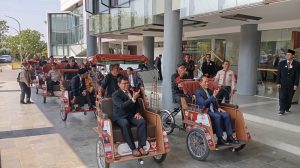 Wamenko Pangan Hanif Faisol Nurofiq, Rektor UMPO Rido Kurnianto, serta jajaran BPH UMPO dan jajaran Forkopimda Ponorogo, diantarkan menggunakan becak listrik. (Foto: Ubay NA/ IST)