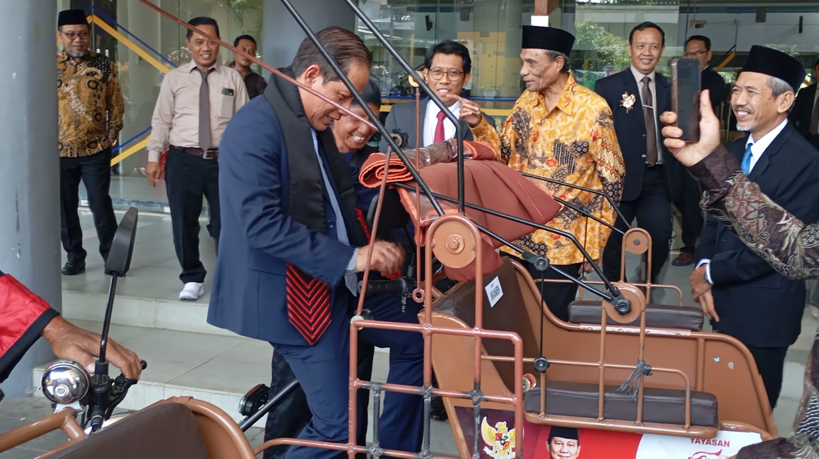 Momen Unik Wamenko Pangan Hanif Faisol Nurofiq Coba Becak Listrik saat Hadiri Wisuda UMPO