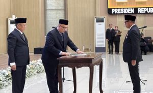 Alfi Nurhidayat menandatangani berita acara pelantikan sebagai Sekretaris Daerah Kota Batu. (Foto: Dok.)