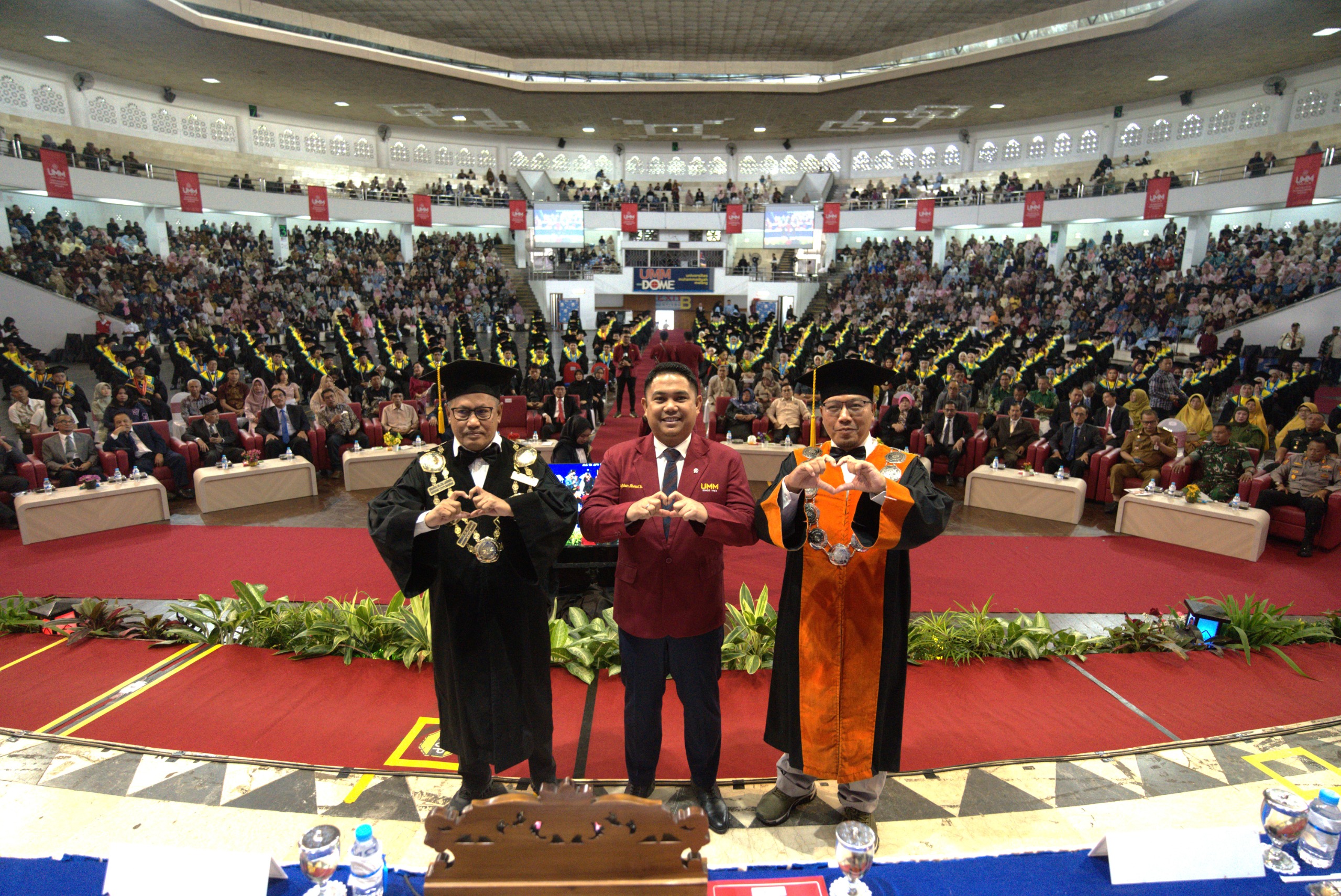 Di Wisuda Ke-122 UMM, Wamen P2MI Tekankan Pentingnya Adaptasi Global dan Skill Bahasa