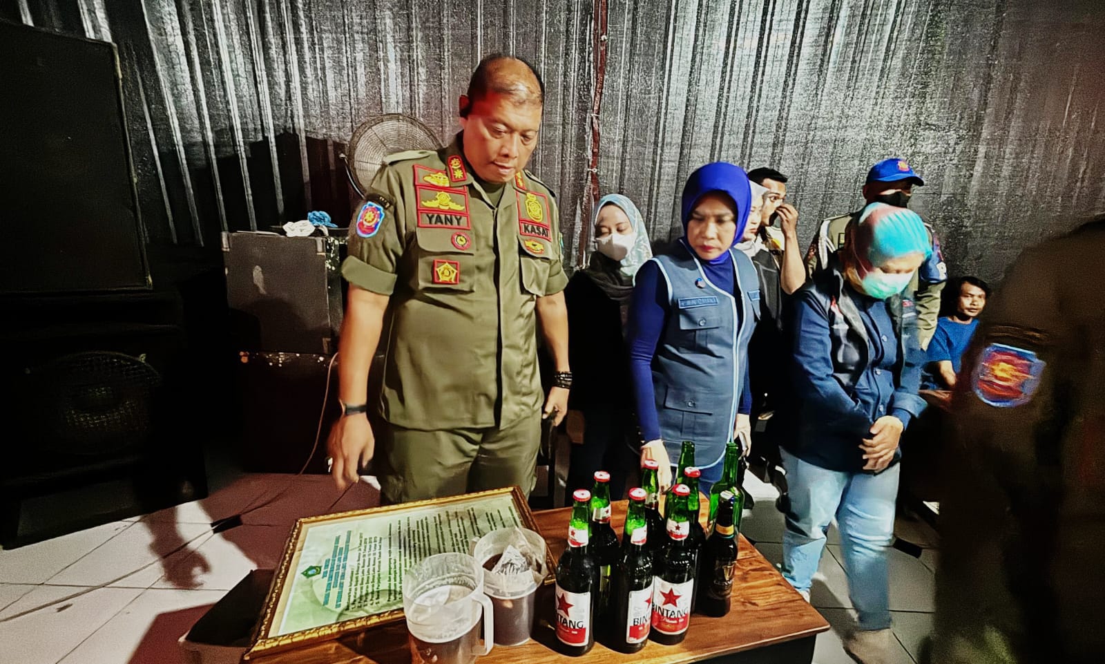 Razia Tiga Lokasi, Wabup Mimik Idayana dan Satpol PP Amankan Miras hingga Empat Perempuan