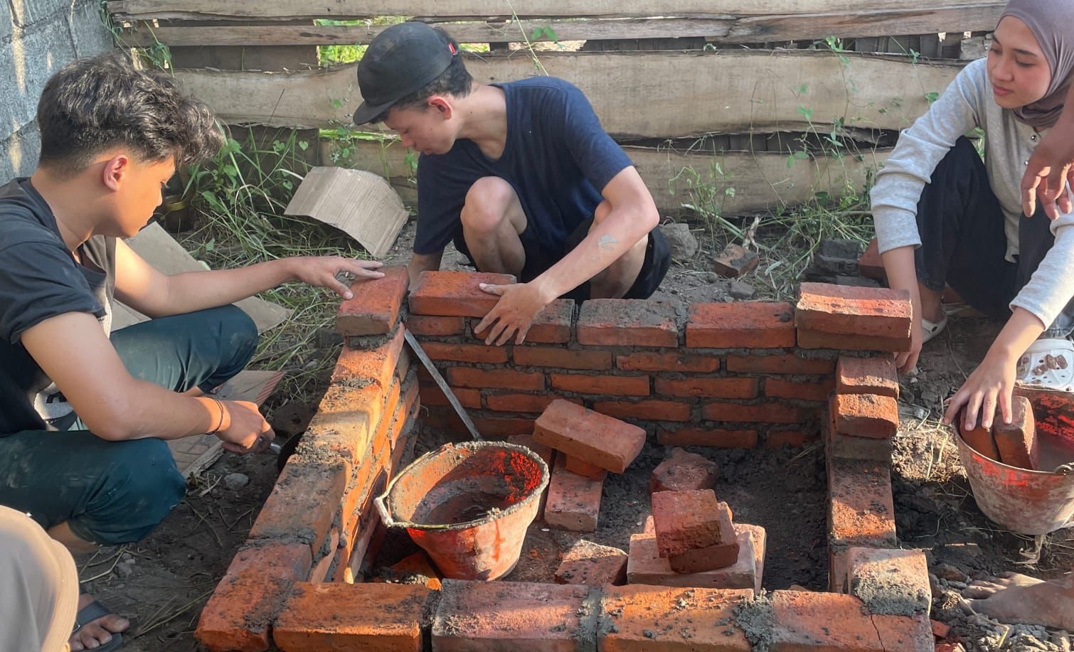 Mahasiswa KKN-T Umsida Bangun Rocket Stove di Dua Desa, Tawarkan Solusi Pengolahan Sampah