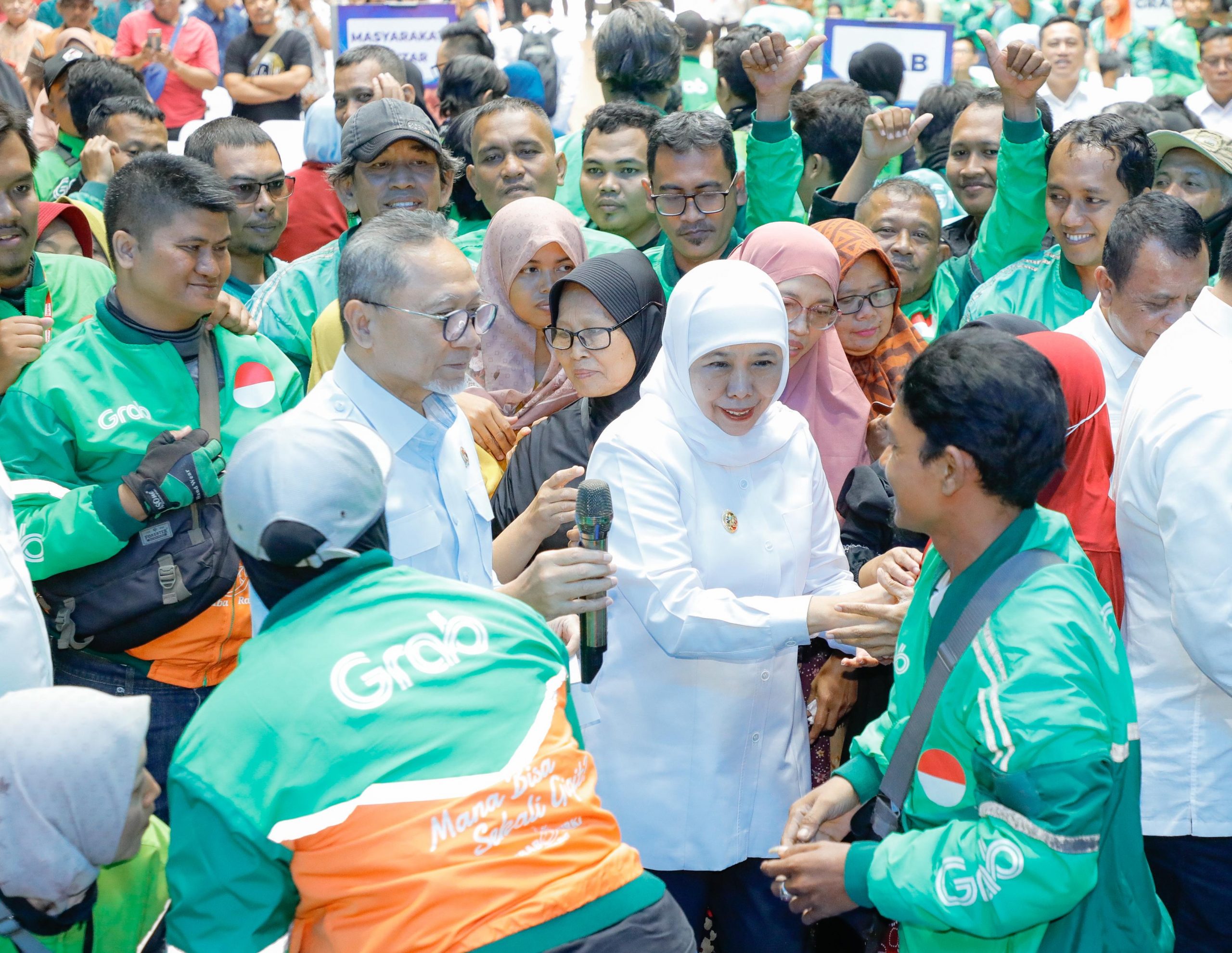 Mengapa Ojol Diprioritaskan? Ini Alasan Khofifah dan Zulhas Salurkan 600 Paket Sembako di Gresik