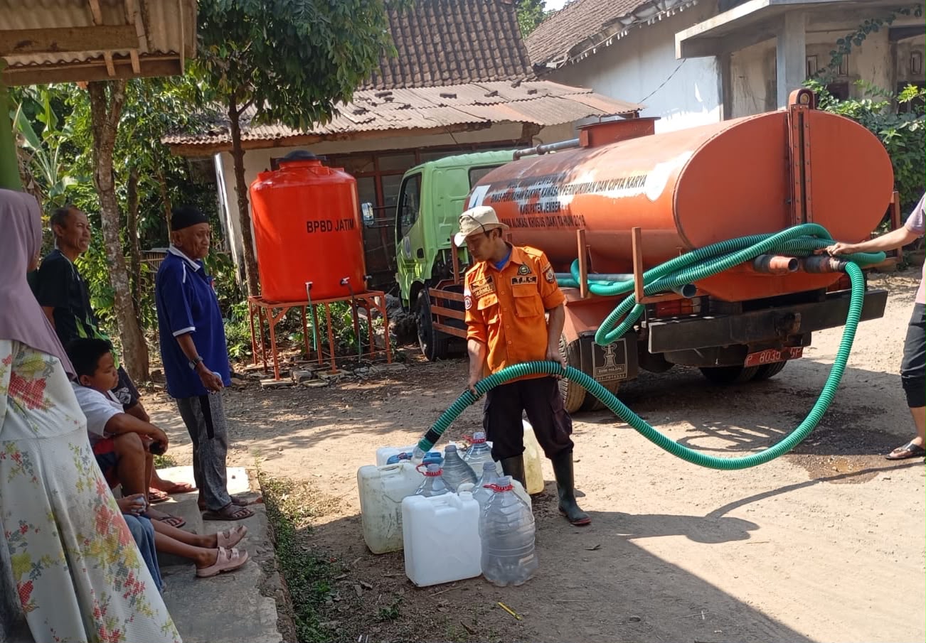 Puncak Kemarau, BPBD Jember Salurkan 9.000 Liter Air Bersih ke Pakusari dan Kalisat