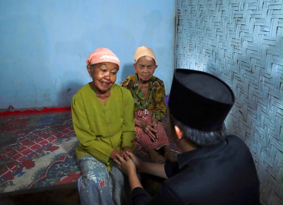 Program Home Care Prioritaskan Warga Rentan, Bupati Fawait Sambangi Dua Lansia
