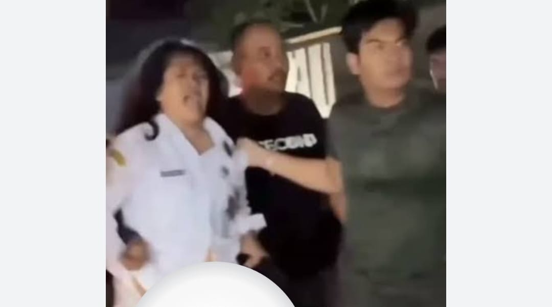 Massa Geruduk Rumah Guru PNS Viral di Medsos, Diduga Bawa Murid Yatim untuk Dicabuli Suami