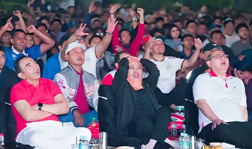 Khofifah Nobar Final Piala Dunia 2026 Bersama Ribuan Warga di Grahadi