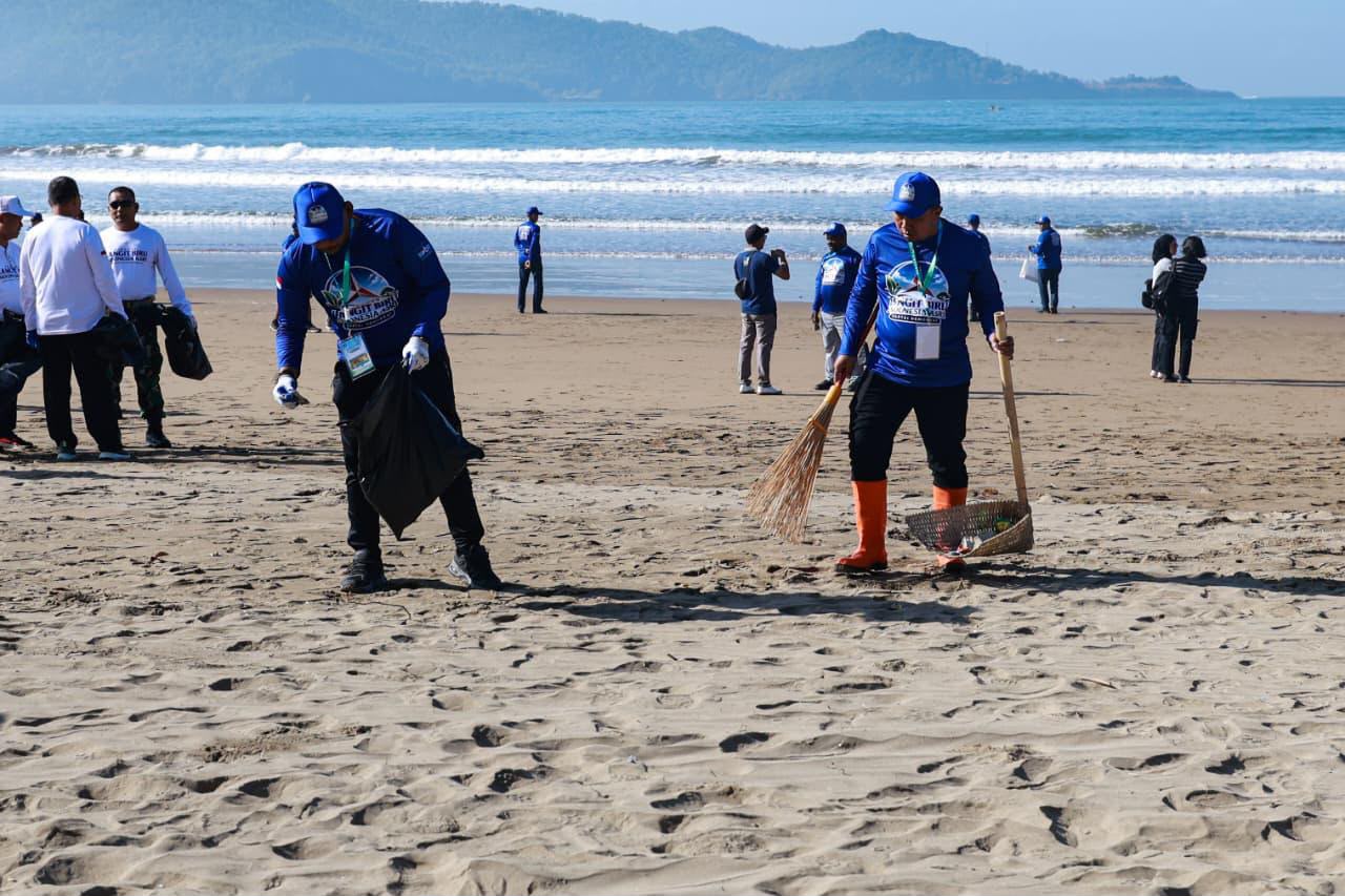 AHY Luncurkan Gerakan Nasional Langit Biru, Ajak Rakyat Bersihkan Pantai untuk Masa Depan Indonesia