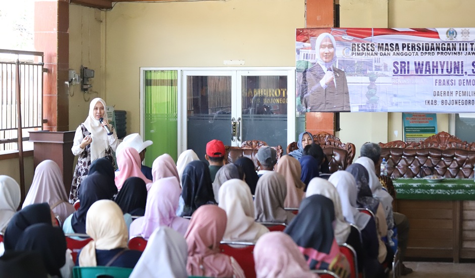 Reses Wakil Ketua DPRD Jatim Sri Wahyuni, Serap Aspirasi dan Gelar CKG di Balai Desa Sambiroto