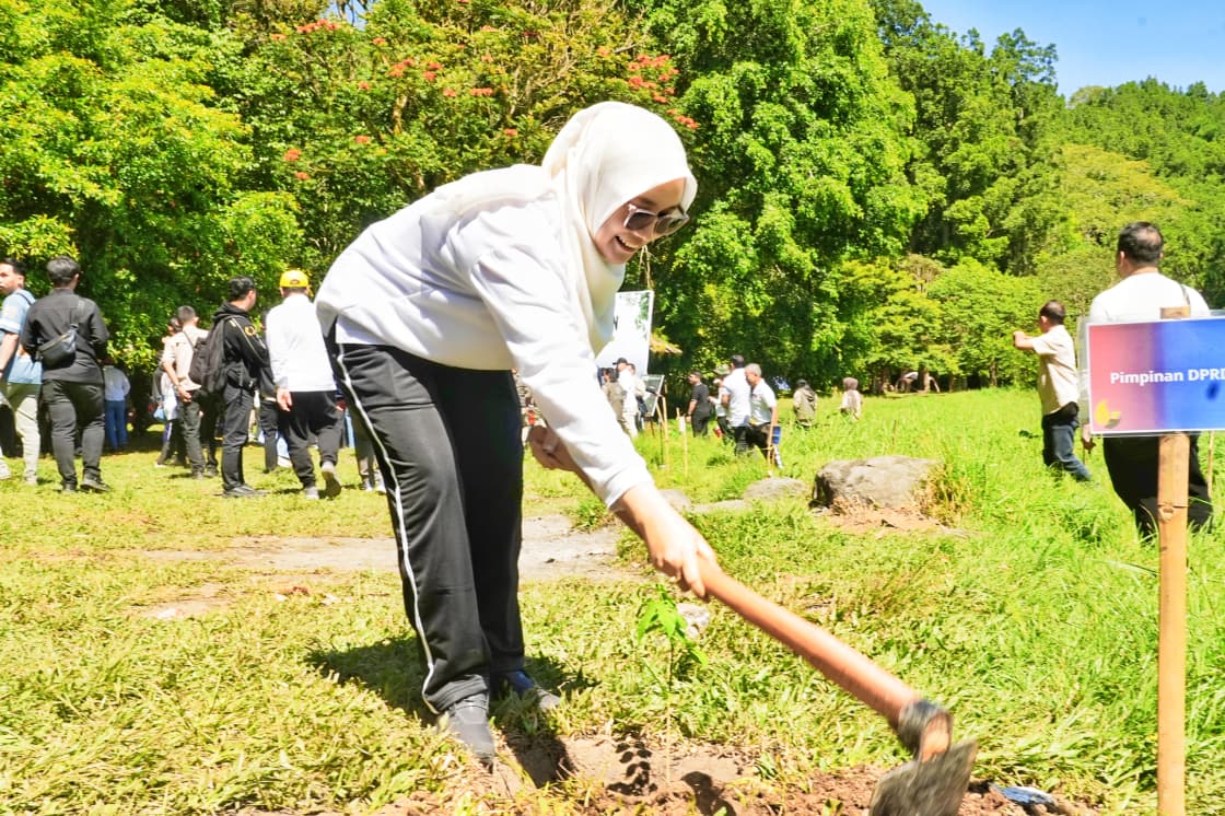 ADPSI Tanam 500 Bibit Pohon di Danau Buyan, Sri Wahyuni Soroti Pentingnya Konservasi Lingkungan