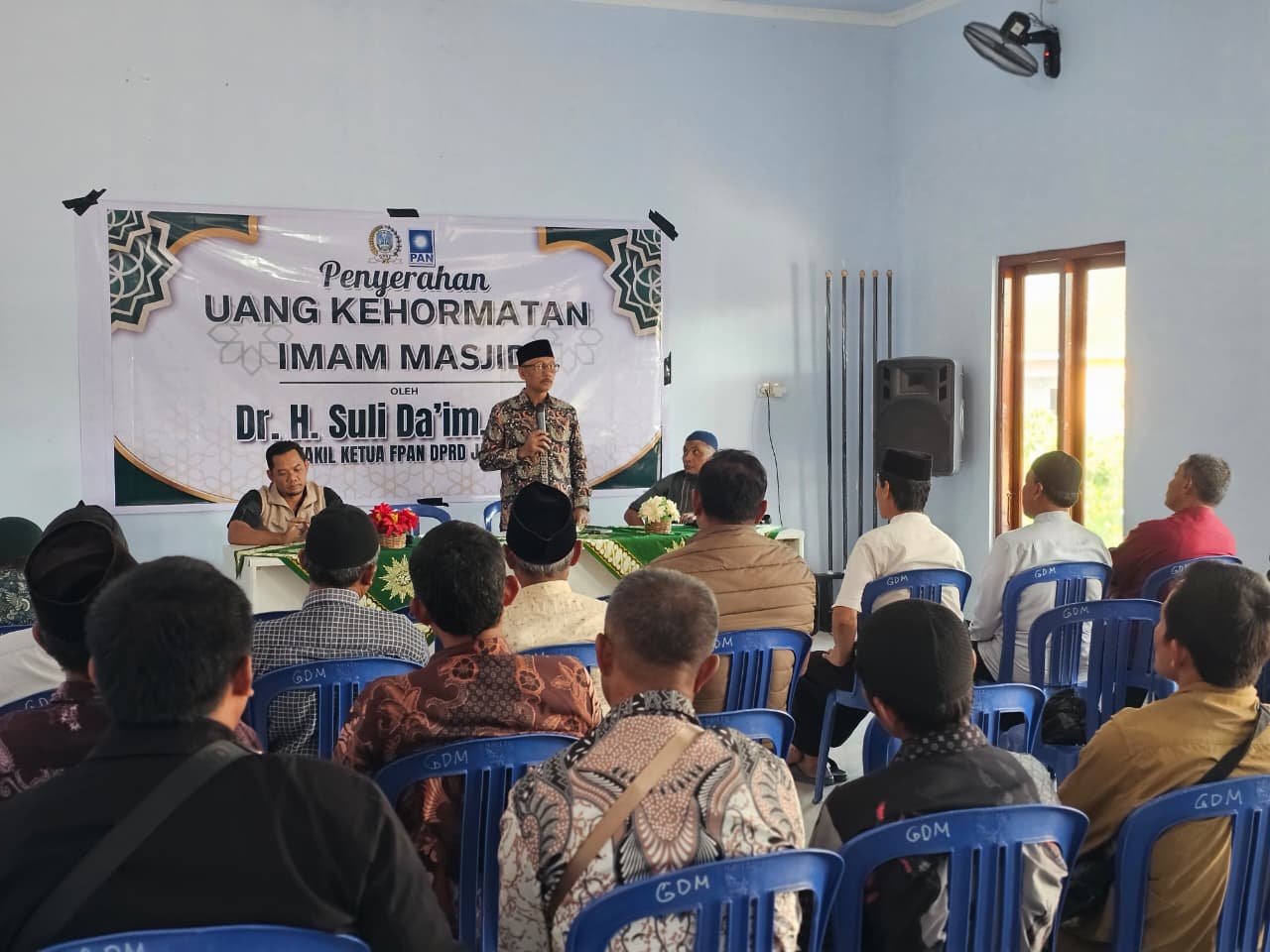 Suli Da’im DPRD Jatim Serahkan Uang Kehormatan bagi 25 Imam Masjid di Ponorogo