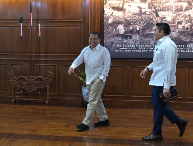Seskab Teddy Posting Bersama Haji Isam, Netizen: Pak Kenapa di Kalimantan Selatan Sering Mati Listrik?