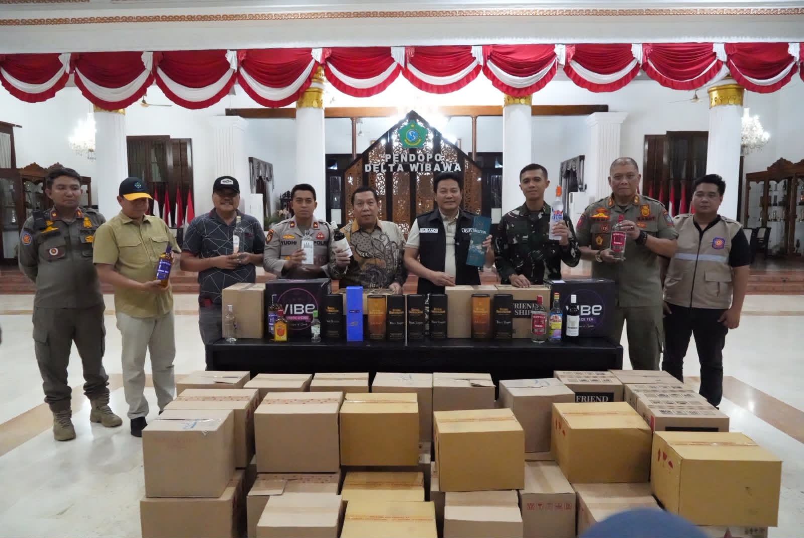 Bupati Subandi bersama Dandim dan para petugas menyita 624 botol miras saat menutup tiga toko penjual miras dalam sidak pada Jumat malam (31/7/2026). (Foto: Dok.)