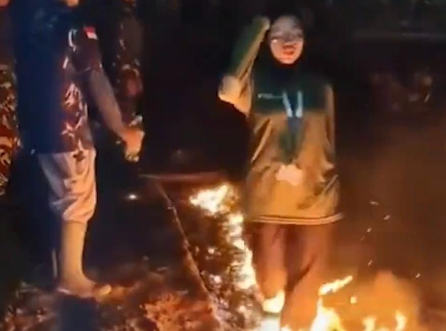 Potongan video yang viral di media sosial (medsos), menayangkan para peserta calon karyawan BPJS Ketenagakerjaan menjalani pelatihan dengan berjalan tanpa alas kaki di atas bara api. (Foto: tangkapan layar)