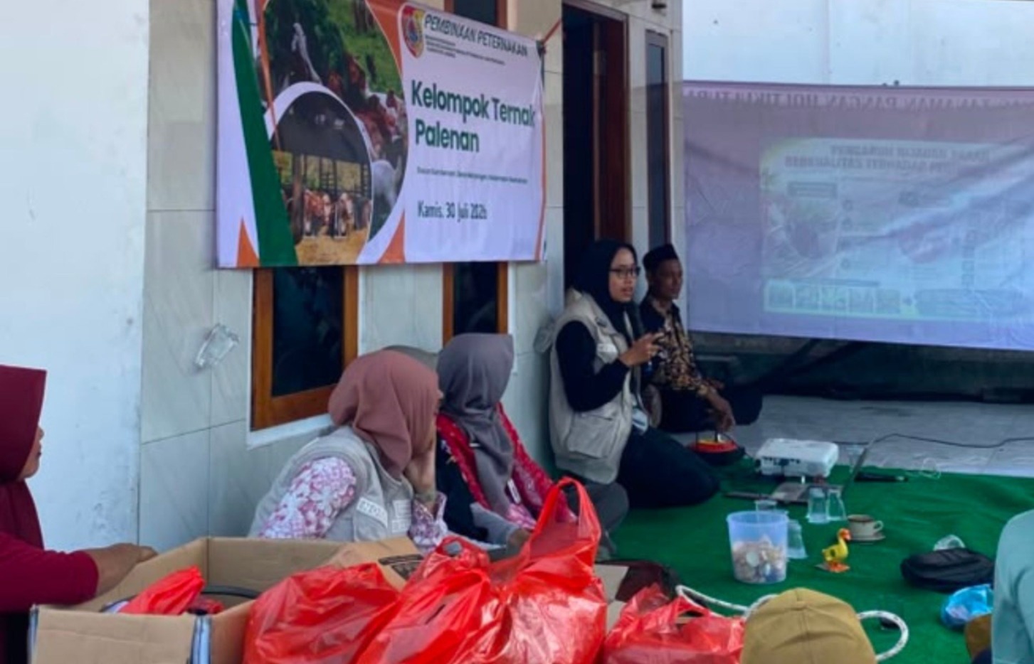 Antisipasi Krisis Pakan saat Kemarau, DKPPP Jember Latih Peternak Gumukmas Membuat Silase