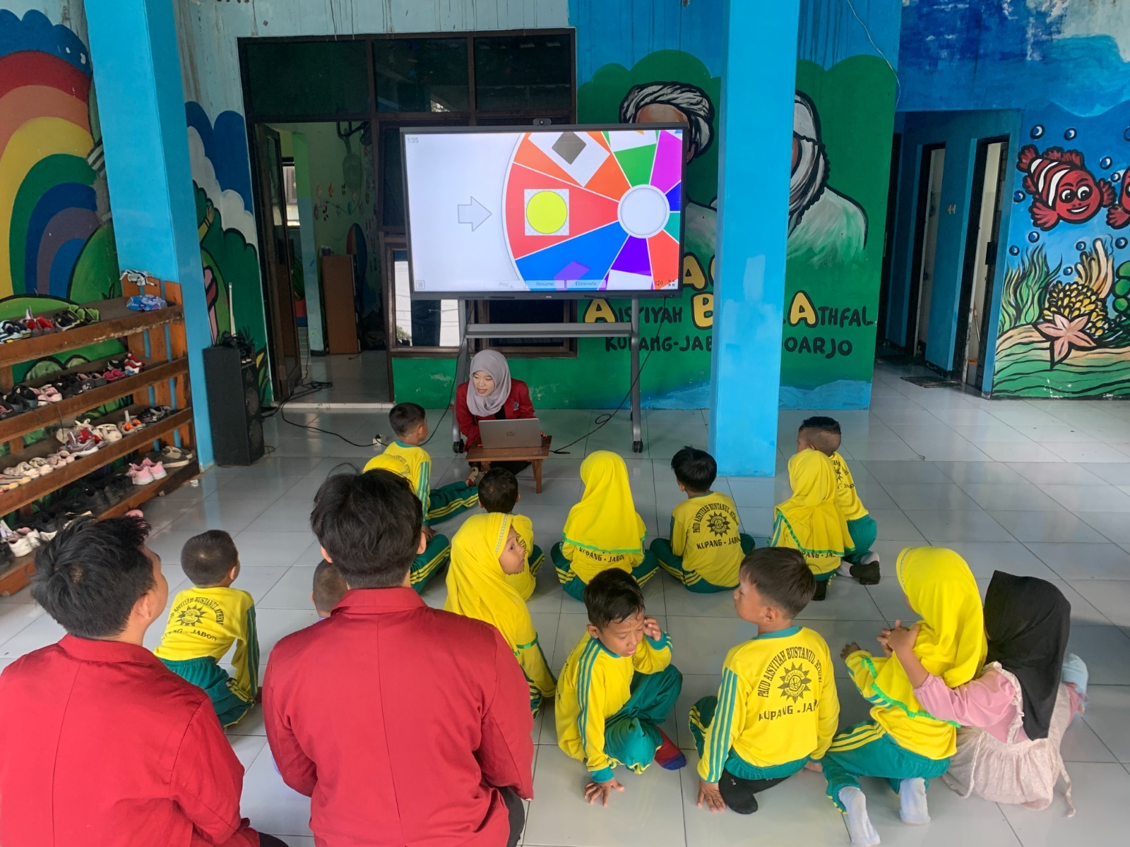 Mahasiswa KKN Umsida melaksanakan dua program pendidikan di KB Aisyiyah Bustanul Athfal (ABA), Desa Kupang, Kecamatan Jabon, Kabupaten Sidoarjo, Kamis (31/7/2026). (Foto: KKN Umsida)