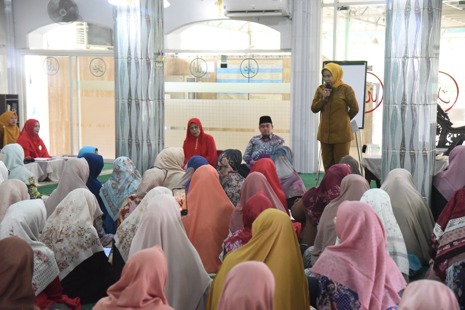 Hadiri Pengajian Qurrota A’yun, Wabup Mimik Idayana Ajak Orang Tua Perkuat Pengawasan Pergaulan Anak